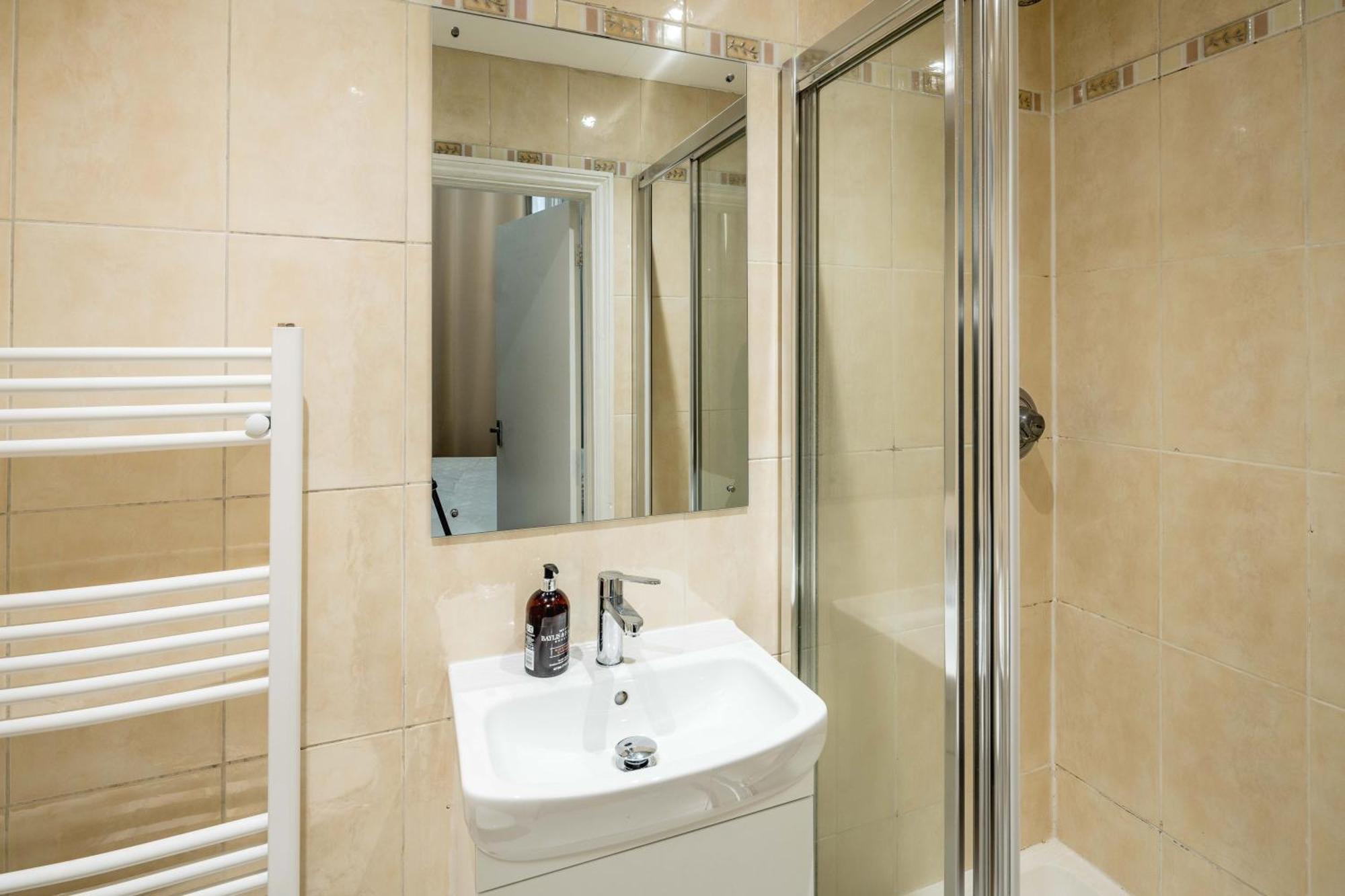 Gloucester Station Gem: 3 Bedroom Oasis Londra Dış mekan fotoğraf